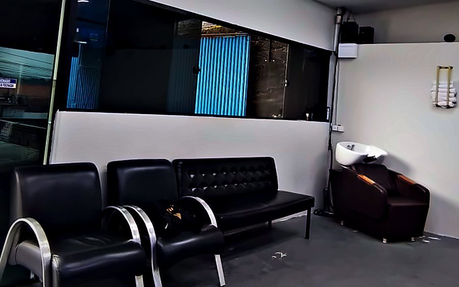 A sala de espera, com as poltronas e o lavatório de cadeira reclinável