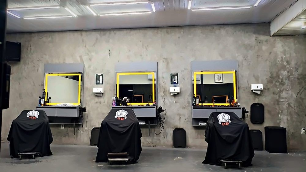As três estações da barbearia, com os espelhos e as cadeiras